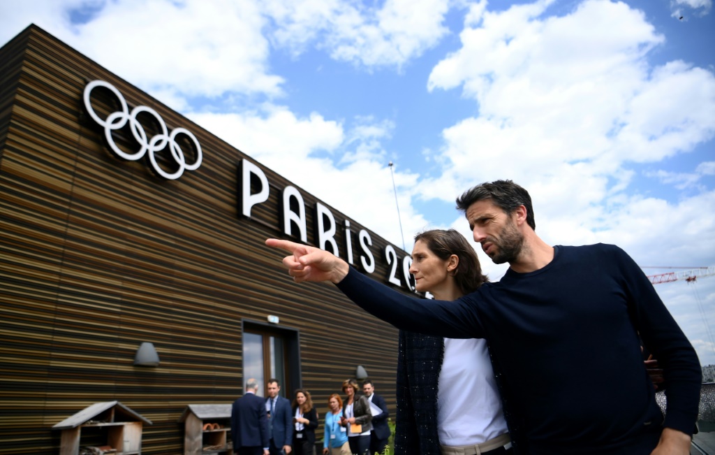 Tony Estanguet avec la ministre des Sports Amélie Oudéa-Castera lors d'une visite du siège du comité d'organisation des Jeux olympiques de Paris à Saint-Denis