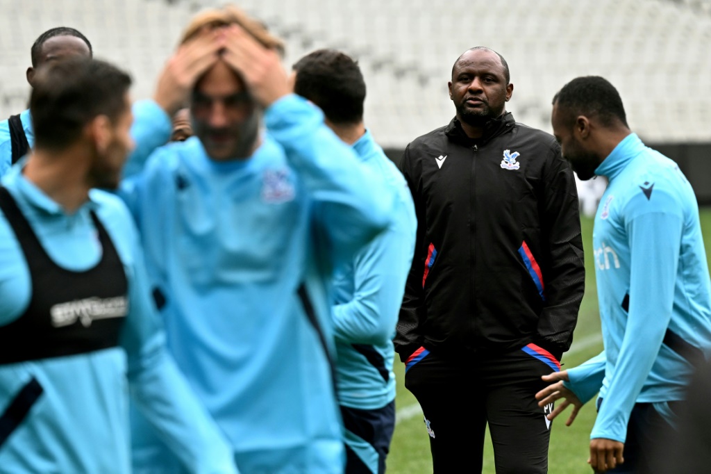 L'entraîneur français de Crystal Palace Patrick Vieira et ses joueurs au cours d'un entraînement le 18 juillet 2022 à Melbourne