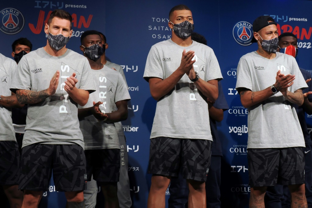 L'équipe français du Paris Saint-Germain, avec ses trois stars Lionel Messi (à gauche), Kylian Mbappé (au centre) et Neymar (à droite), lors d'une réception dans un hôtel à Tokyo mardi.