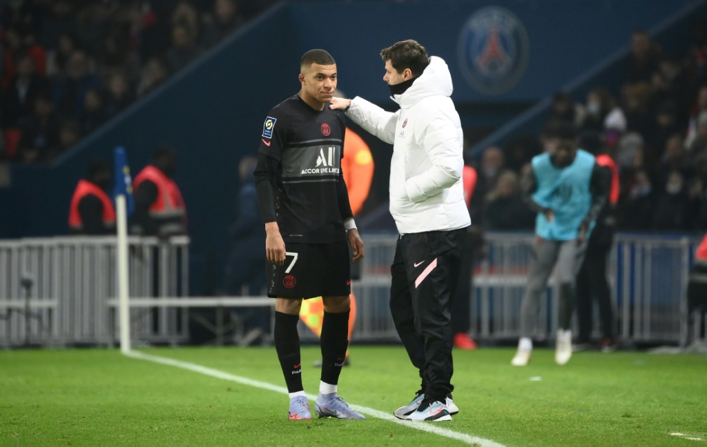 La star du Paris Saint-Germain Kylian Mbappé avec son ancien entraîneur, l'Argentin Mauricio Pochettino, durant le match de Ligue 1 entre le Paris-Saint Germain (PSG) Nantes au Parc des Princes le 20 novembre, 2021.