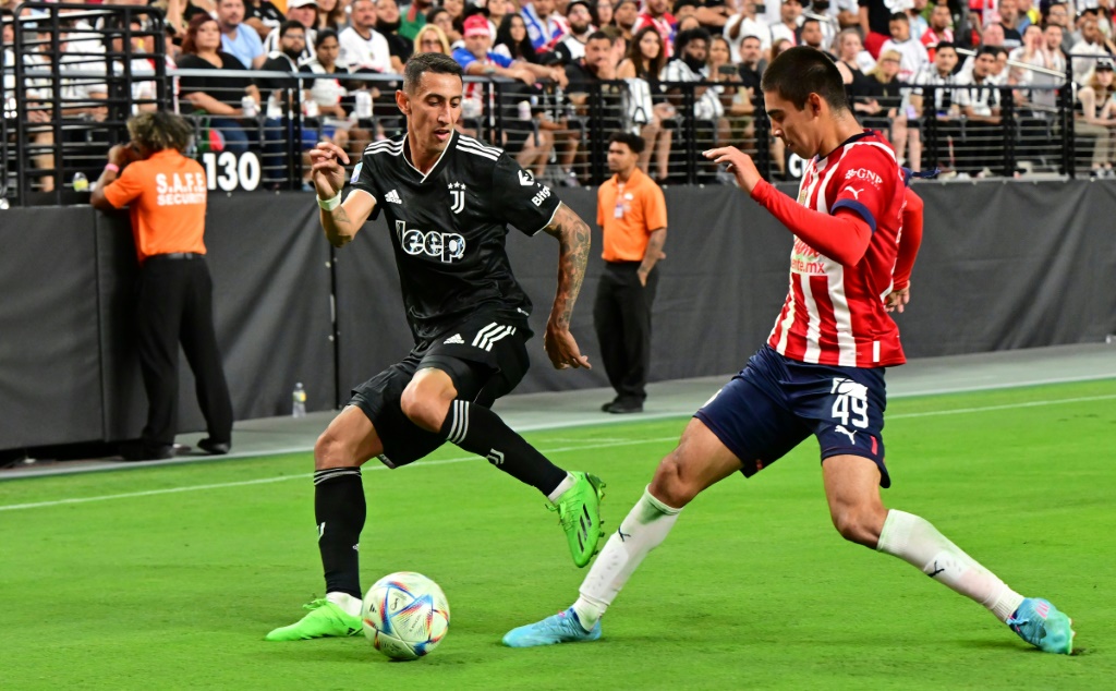 Angel Di Maria ballon au pied sous le maillot de la Juventus Turin contre les Chivas de Guadalajara en amical à Las Vegas, aux Etats-Unis, le 22 juillet 2022