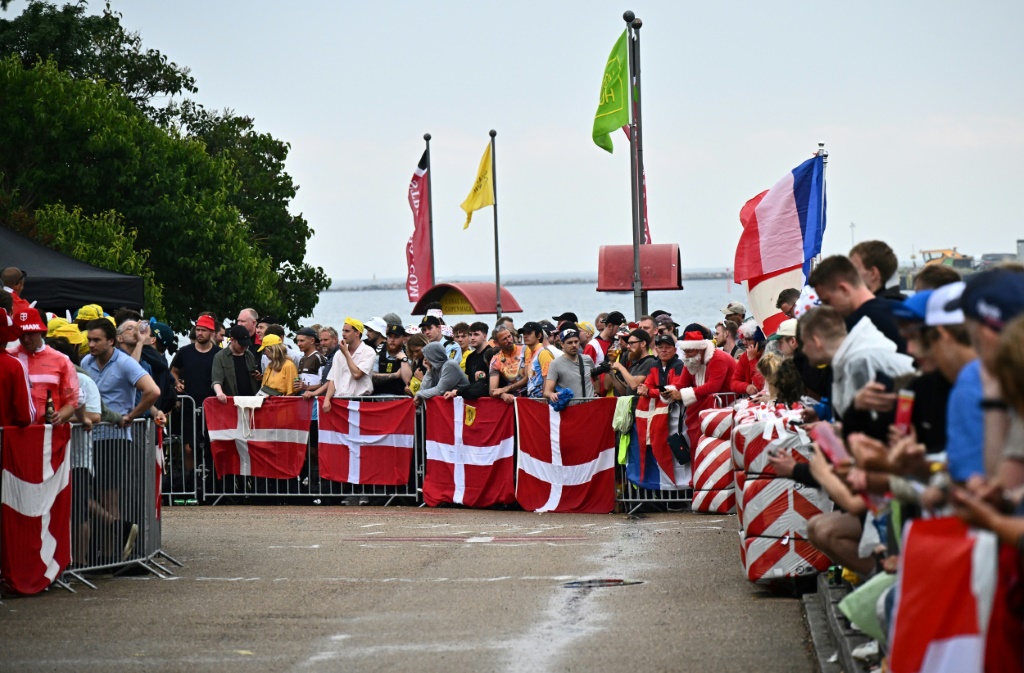 Les spectateurs massés le long du parcours avant le Grénd Départ de la 109e édition du Tour de France, le 1er juillet 2022