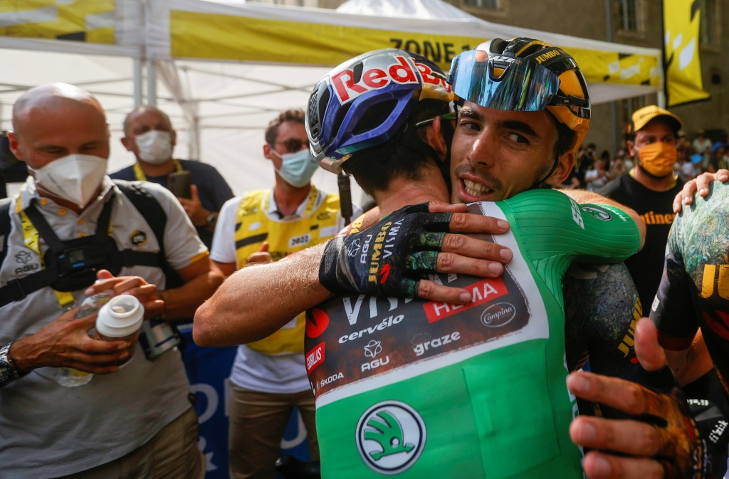 La joie du Français Christophe Laporte, dans les bras de son coéquipier belge Wout van Aert, après avoir remporté la 19e étape du Tour de France, disputée entre Castelnau-Magnoac et Cahors, le 22 juillet 2022