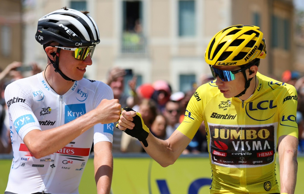 Le Slovéne Tadej Pogacar, vainqueur des deux derniers Tour de France, salue le maillot jaune, le Danois Jonas Vingegaard, avant le départ de la 19e étape entre Carcassonne et Foix, le 19 juillet 2022
