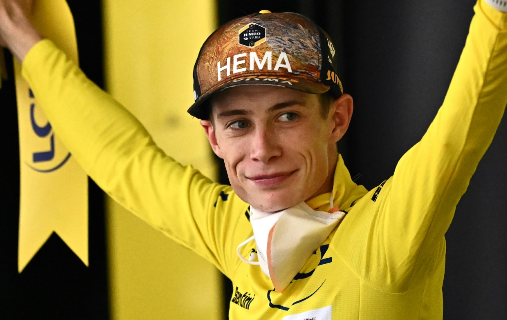La joie du maillot jaune, le Danois Jonas Vingegaard, après la 19e étape du Tour de France entre Castelnau-Magnoac et Cahors, remportée par son coéquipier, le Français Christophe Laporte