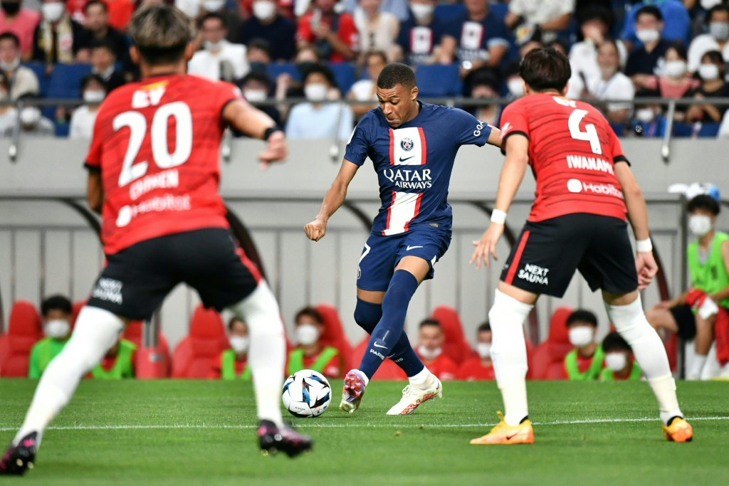 Kylian Mbappe en action avec le PSG contre les Urawa Red Diamonds le 23 juillet 2022 à Saitama