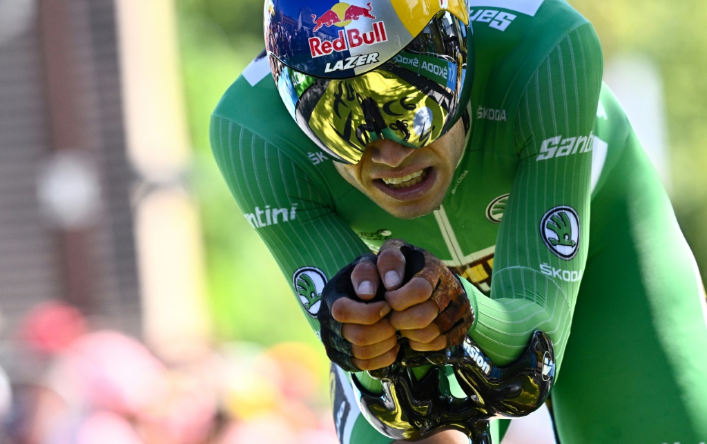 Le Danois Jonas Vingegaard, 2e du contre-la-montre de la 20e étape du Tour de France, entre Lacapelle-Marival et Rocamadour, derrière son coéquipier et maillot vert, le Belge Wout van Aert, le 23 juillet 2022