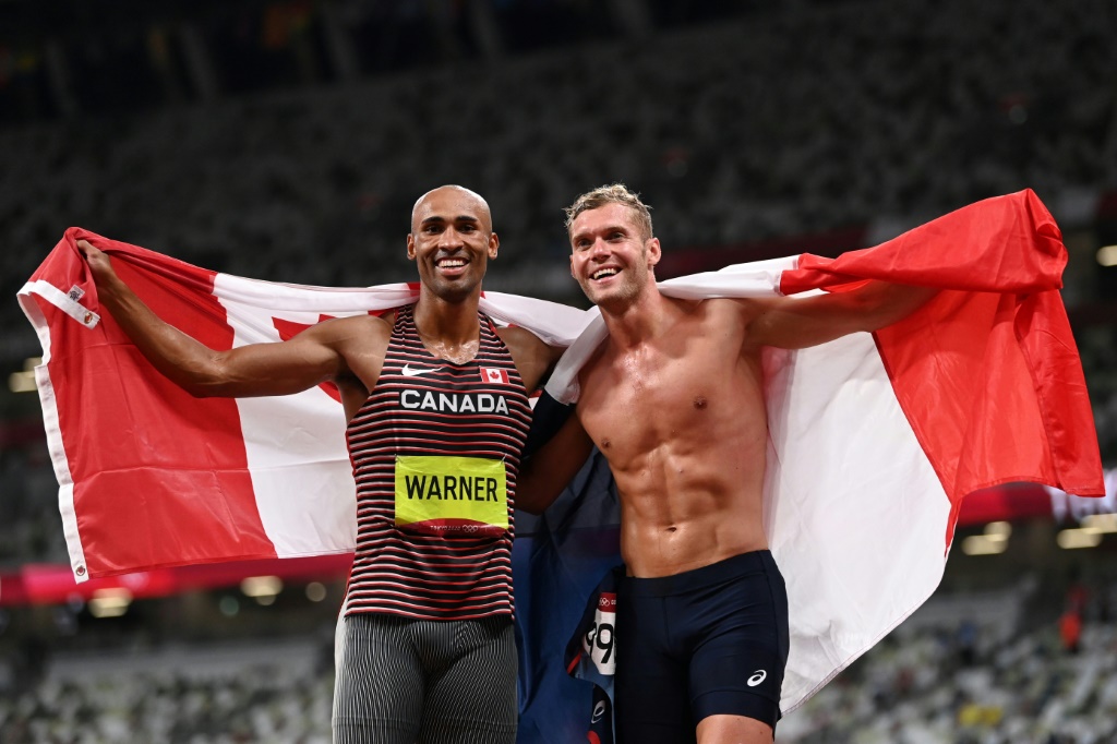 La joie du Canadien Damian Warner et du Français Kevin Mayer, médaillés d'or et d'argent au décathlon, lors des Jeux olympiques de Tokyo 2020, le 5 août 2021