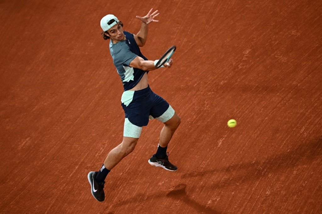 L'Italien Lorenzo Musetti, lors de son match du 1er tour face au Grec Stefanos Tsitsipas, au tournoi de Roland-Garros, le 24 mai 2022