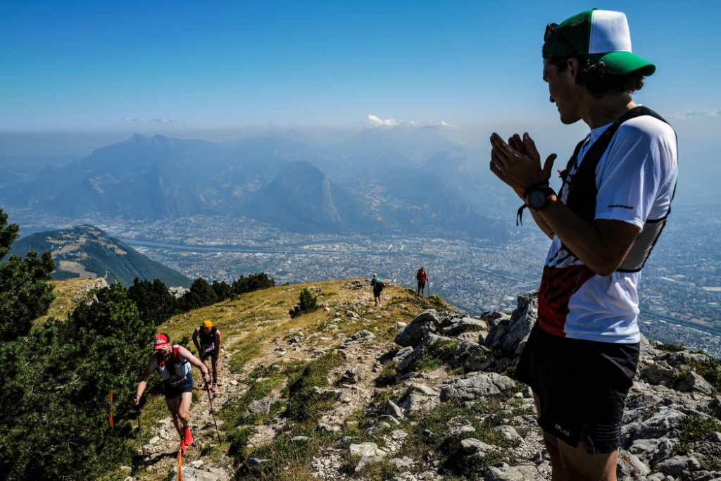 Le Français Alexandre Boucheix encourage d'autres participants, lors de l'Ultra tour des quatre massifs (Vercors, Taillefer, Belledonne et Chartreuse), le 21 juillet 2022 à Lans-en-Vercors
