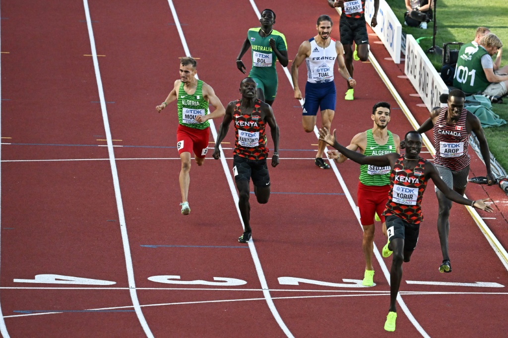 Gabriel Tual (en blanc) termine 6e de la finale du 800 m des Mondiaux d'athlétisme remporté par le Kényan Kipkurui Korir le 23 juillet 2022 à Eugene, aux Etats-Unis