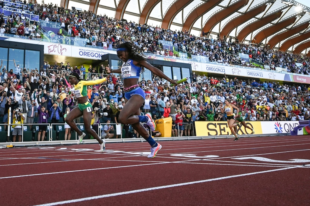 L'Américaine Twanisha Terry, au premier plan, devance sur la ligne la Jamaïcaine Shericka Jackson en finale du relais 4x100m aux championnats du monde d'athlétisme à Eugene, aux Etats-Unis, le 23 juillet 2022