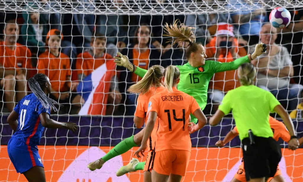 La gardienne néerlandaise Daphne van Domselaar détourne la reprise de la tête de la défenseure français Wendie Renard, lors de leur quart de finale de l'Euro, le 23 juillet 2022 à Rotherham