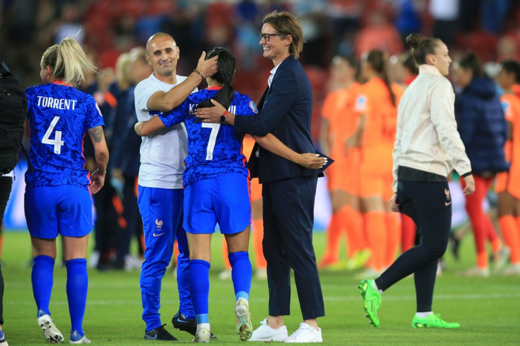 La sélectionneuse de l'équipe de France Corinne Diacre félicite ses joueuses après la victoire des Bleues face aux Pays-Bas (1-0 après prolongation), lors de leur quart de finale de l'Euro, le 23 juillet 2022 à Rotherham