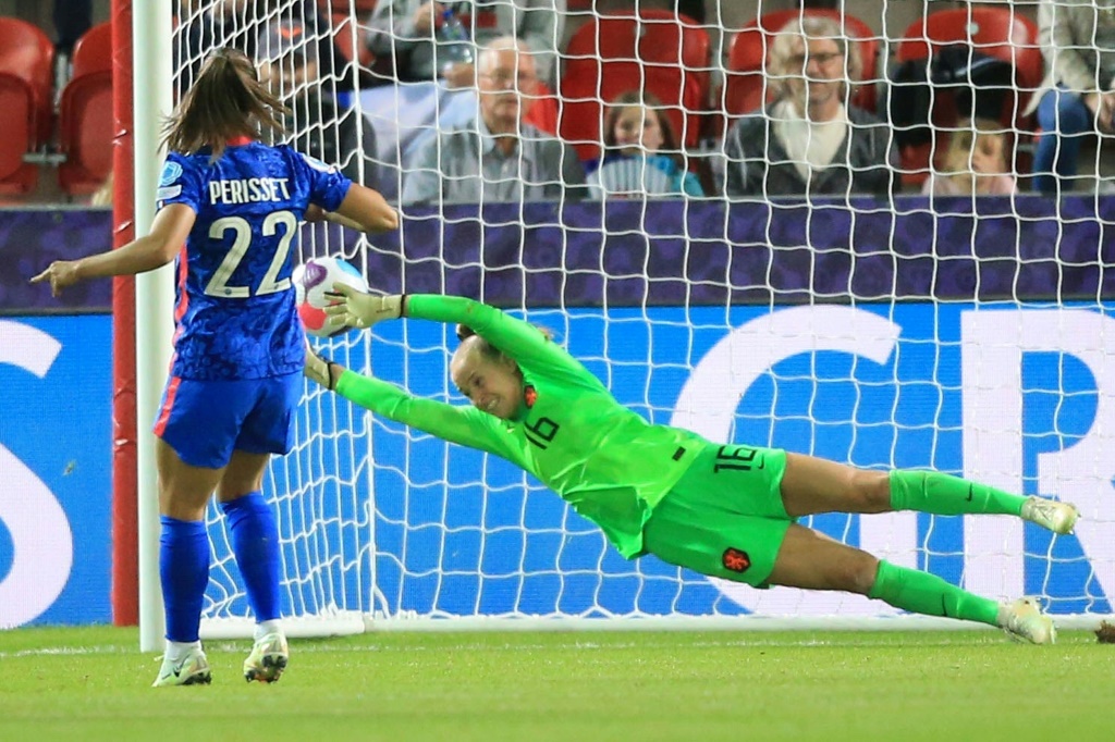 La défenseure Eve Perisset ouvre le score sur penalty en prolongation malgré le plongeon de la gardienne néerlandaise Daphe Van Domselaar, lors de leur quart de finale de l'Euro, le 23 juillet 2022 à Rotherham