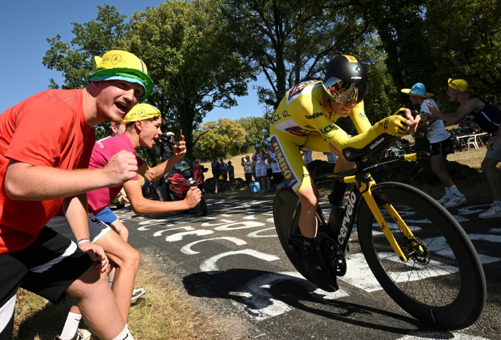 Le Danois Jonas Vingegaard, lors du contre-la-montre de la 20e étape du Tour de France, entre Lacapelle-Marival et Rocamadour, derrière son coéquipier et maillot vert, le Belge Wout van Aert, le 23 juillet 2022
