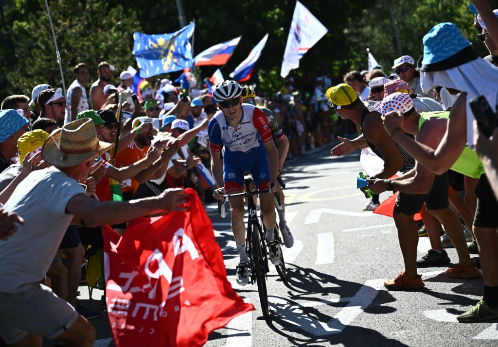 Le coureur français de la Groupama-FDJ, David Gaudu, dans la montée de l'Alpe d'Huez, lors de la 12e étape du Tour de France.
