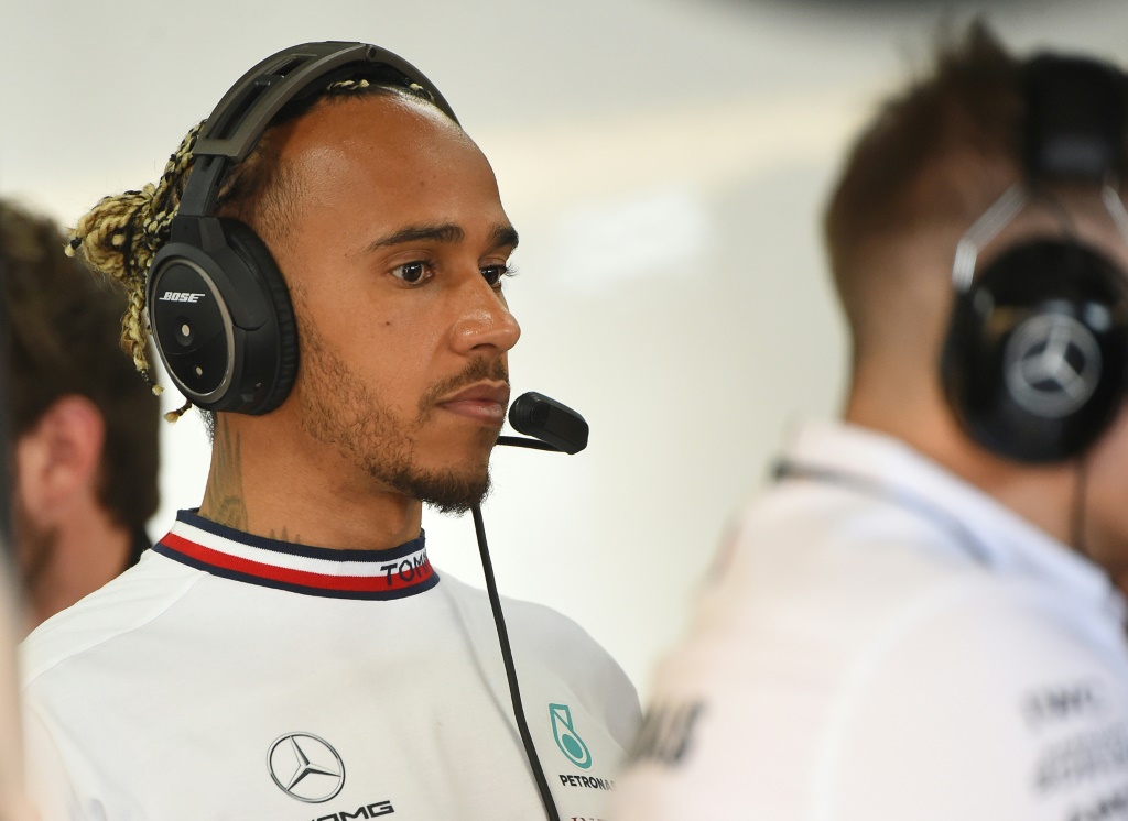 Le Britannique Lewis Hamilton dans les stands, lors de la 1ère séance d'essais du Grand Prix de France de Formule 1, le 22 juillet 2022 sur le circuit Paul Ricard du Castellet