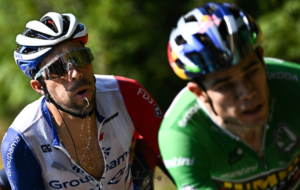Le Français Thibaut Pinot (g) derrière le Belge Wout Van Aert lors de la 18e étape entre Lourdes et Hautacam, le 21 juillet 2022