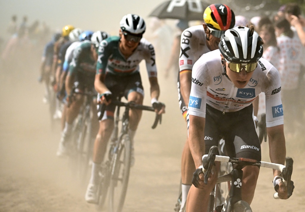 Le peloton du Tour de France emmené par le Slovène Tadej Pogacar lors de l'étape des pavés entre Lille et Arenberg le 6 juillet 2022
