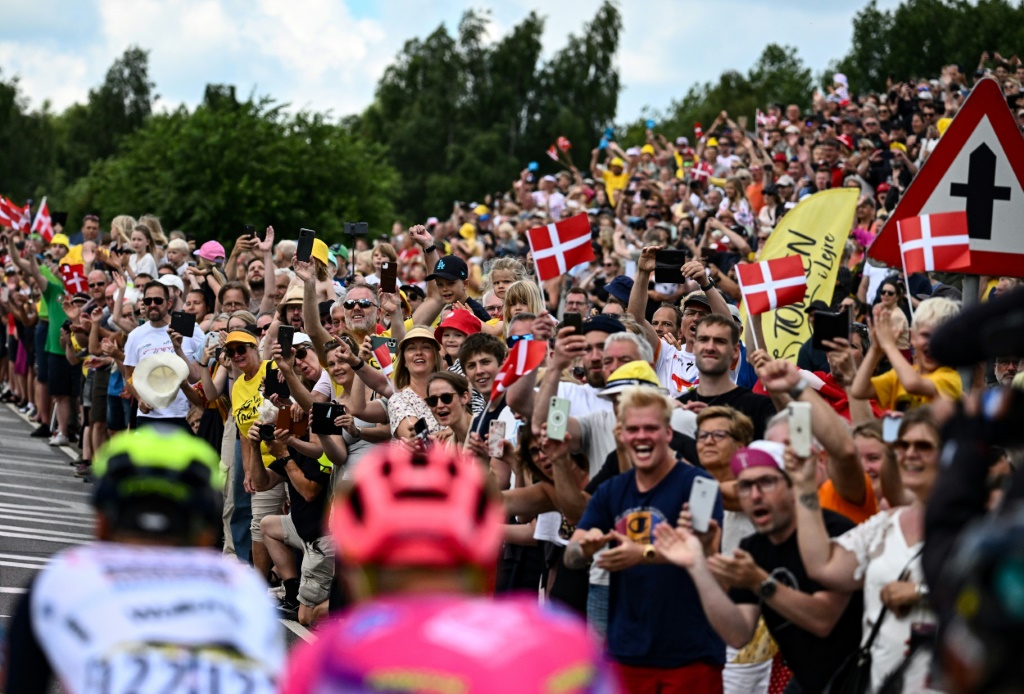 Foule de spectateurs au bord des routes danoises lors du passage du Tour de France entre Roskilde et Nyborg le 2 juillet 2022