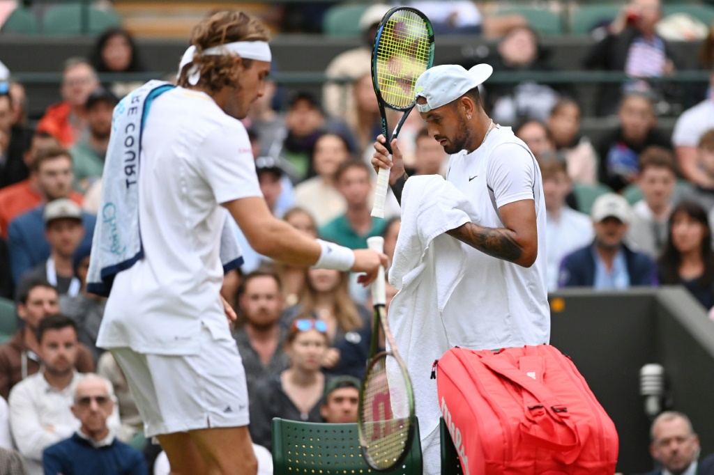 Stefanos Tsitsipas (g) et Nick Kyrgios lors de leur match à Wimbledon, le 2 juillet 2022