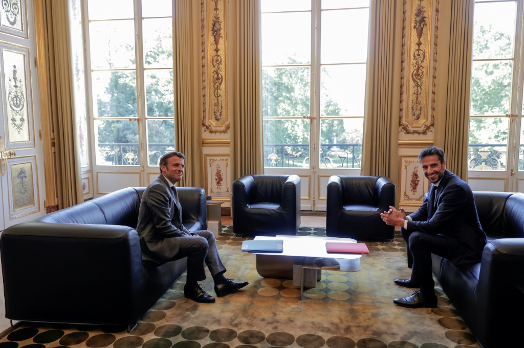 Le président Emmanuel Macron et Tony Estanguet (d), président du Comité d'organisation des JO (Cojo), lors d'une réunion à l'Elysée, le 25 juillet 2022 à Paris