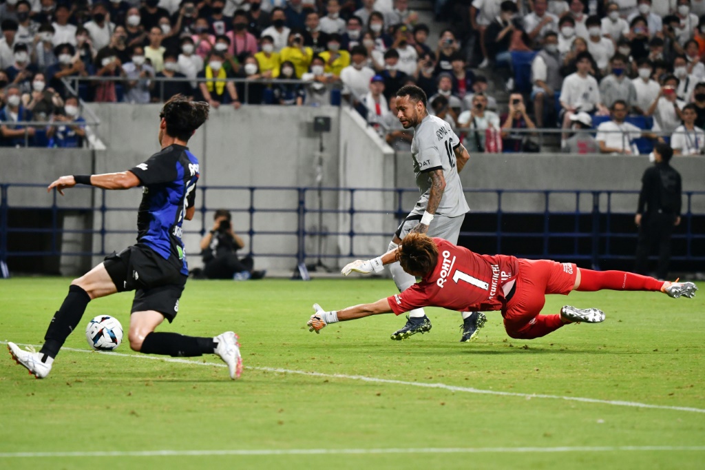 Le Brésilien Neymar bat de près le gardien de Gamba Osaka Masaaki Higashiguchilors du large succès du PSG à Osaka, le 25 juillet 2022