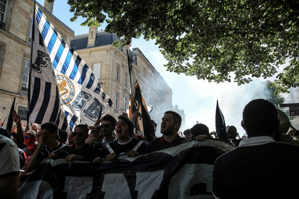 Les supporters bordelais affichent leur mécontentement au sujet de la relégation administrative de leur club, le 9 juillet 2022 à Bordeaux
