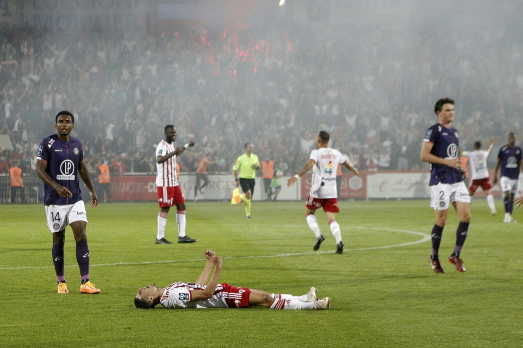 Les joueurs de l'AC Ajaccio ivres de bonheur après leur victoire sur Toulouse synonyme de montée en Ligue 1, le 14 mai 2022 en Corse