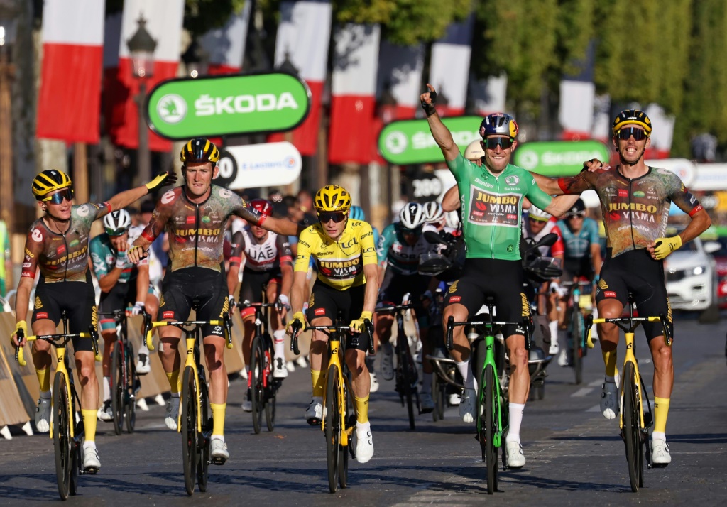 L'équipe Jumbo avec le maillot jaune Jonas Vingegaard et le maillot vert Wout Van Aert à l'arrivée de la 21e et dernière étape du Tour de France, le 24 juillet 2022 sur les Champs-Elysées