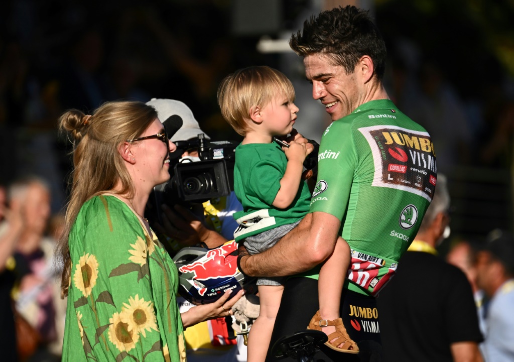 Le Belge Wout Van Aert en famille à l'arrivée du Tour de France, le 24 juillet 2022 sur les Champs-Elysées