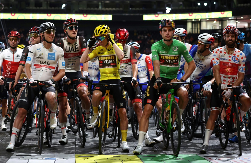 Les maillots distinctifs du Tour de France au départ de la dernière étape, le blanc Tadej Pogacar, le jaune Jonas Vingegaard, le vert Wout Van Aert et le maillot à pois Simon Geschke, le 24 juillet 2022 à Nanterre