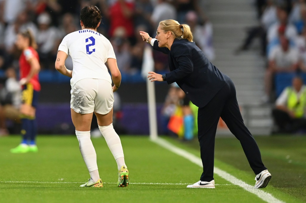 La coach Sarina Wiegman donne des consignes à ses joueuses durant le quart de finale de l'Euro Angleterre-Espagne à Brighton, le 20 juillet 2022
