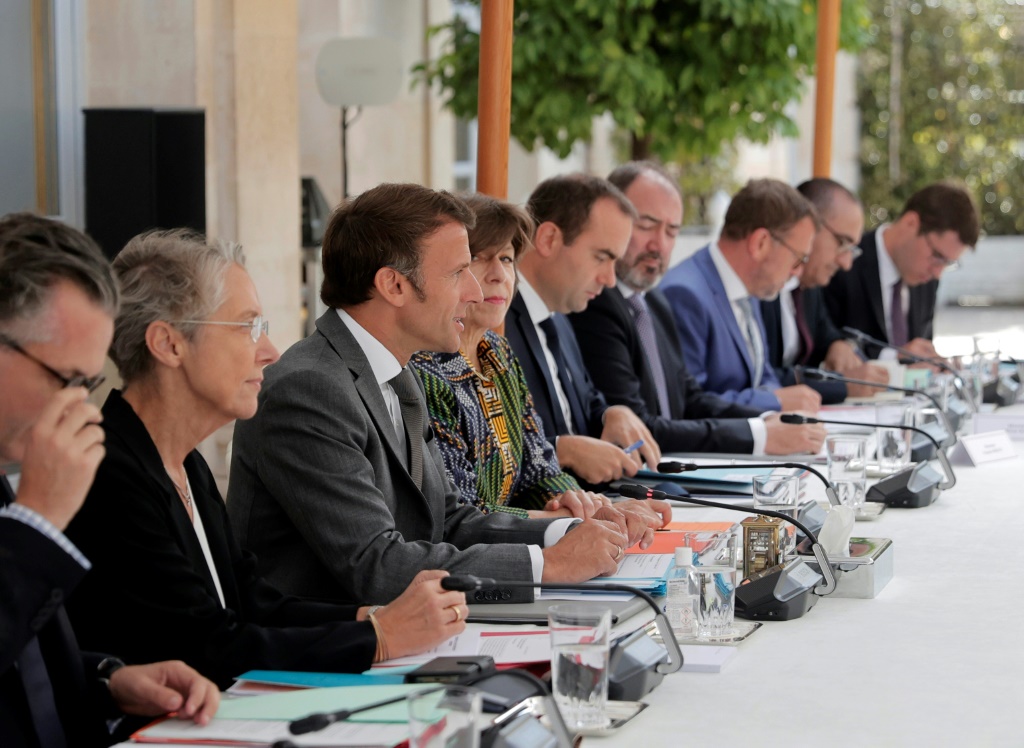 Le conseil olympique réuni autour du président Emmanuel Macron (3e à gauche) au palais de l'Elysée, le 25 juillet 2022 à Paris