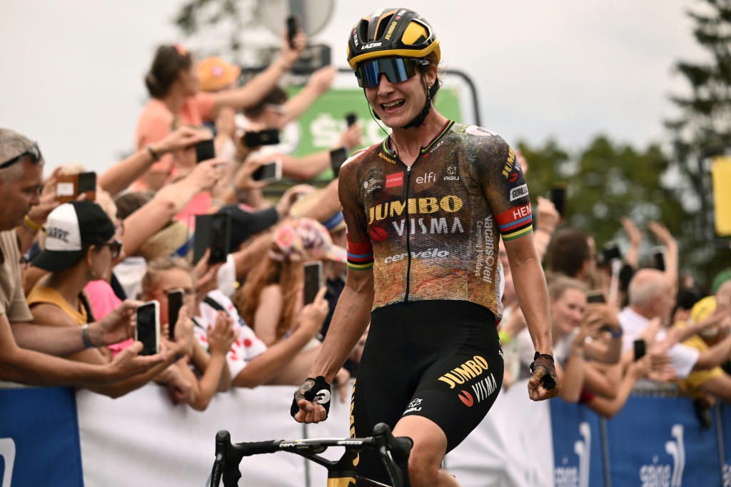 Marianne Vos heureuse de sa victoire à l'issue la 2e étape du Tour de France à Provins, le 25 juillet 2022