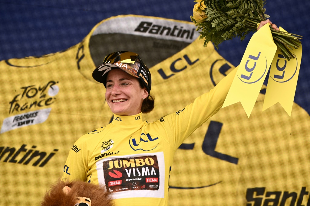 La Néerlandaise Marianne Vos se pare du jaune de leader du Tour de France après sa victoire à Provins, le 25 juillet 2022
