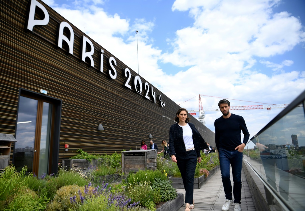 Le président des Jeux de Paris 2024 Tony Estanguet avec la ministre des Sports Amélie Oudéa-Castéra au siège du comité d'organisation à Saint-Denis, le 31 mai 2022
