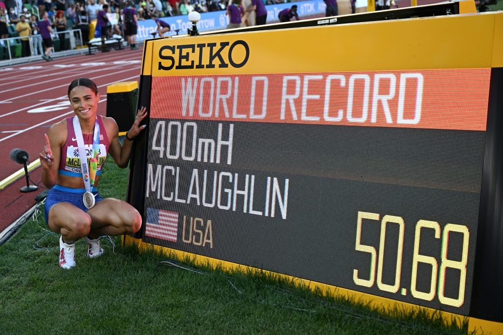 Sydney Mclaughlin s'affiche fièrement au côté de son record du 400m pulvérisé aux Mondiaux de Eugene, le 22 juillet 2022