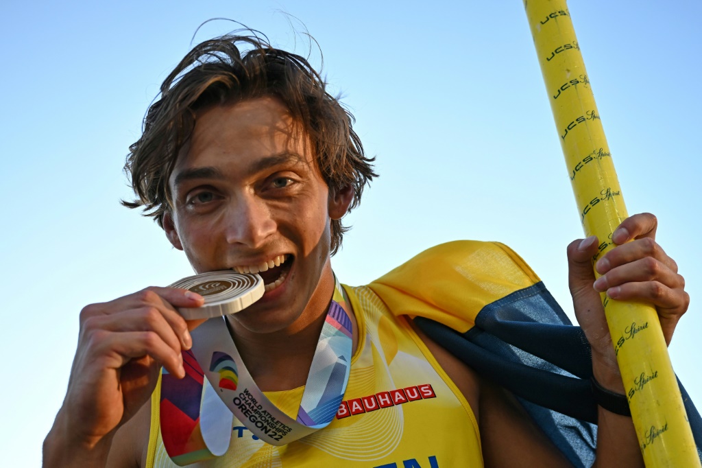 Le Suédois volant Armand Duplantis vainqueur record du saut à la perche des Mondiaux de Eugene, le 24 juillet 2022