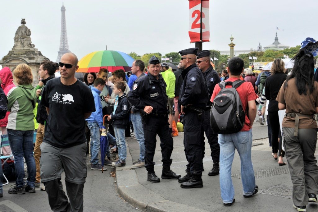 Des agents de police en patrouille, Place de la Concorde, avant le passage du peloton du Tour de France, le 26 juillet 2015