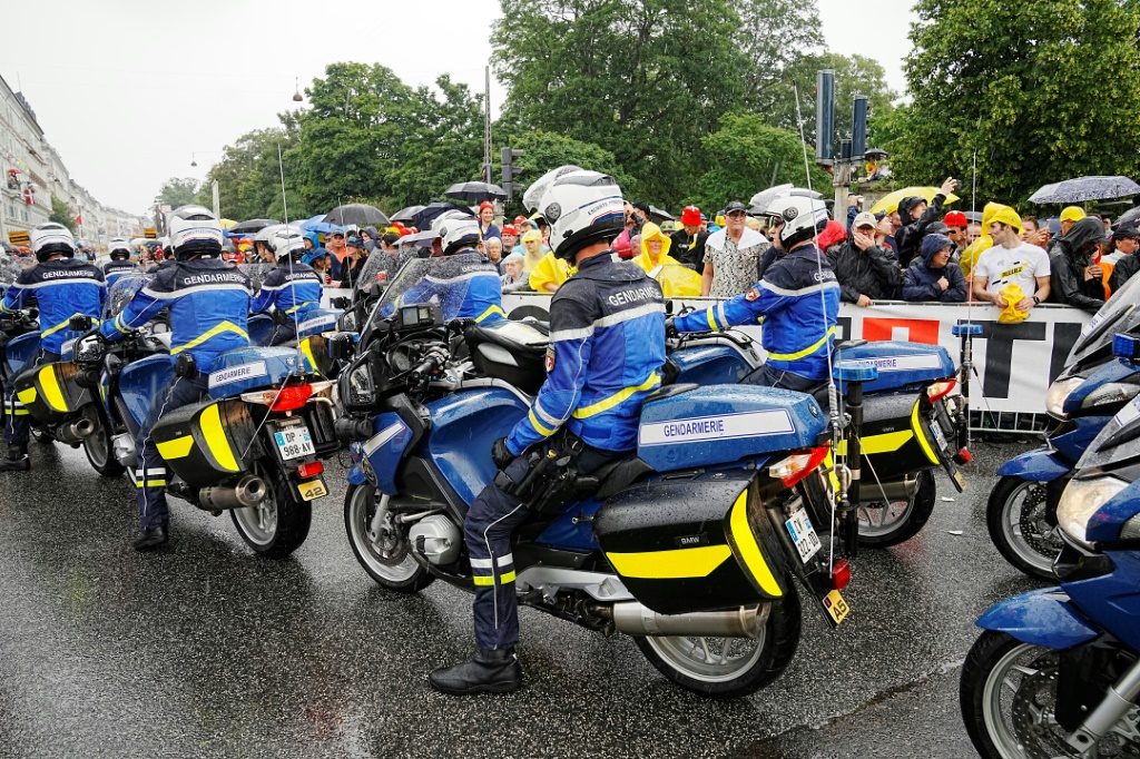 Les gendarmes mobiles en charge de la sécurité du Tour de France se mettent en position avant la première étape, le 1er juillet 2022 à Copenhague