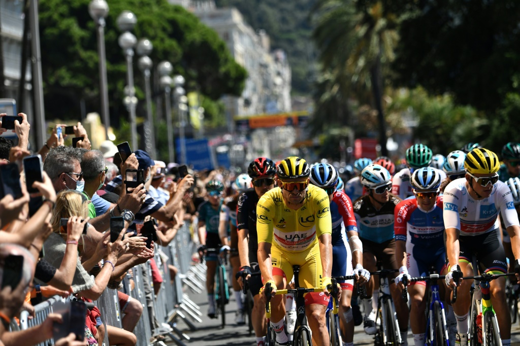 Le peloton du Tour de France dans les rues de Nice, lors de son dernier passage dans la cité azuréenne, le 29 août 2020