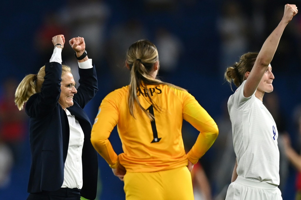 La sélectionneuse de l'Angleterre Sarina Wiegman soulagée comme ses joueuses après avoir écarté l'Espagne en quarts de l'Euro à Brighton, le 20 juillet 2022