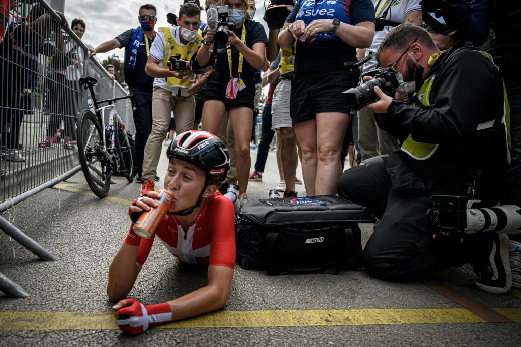 La Danoise Cecilie Uttrup Ludwig célèbre sa victoire, à l'arrivée de la 3e étape du Tour de France Femmes, disputée entre Reims et Epernay, le 26 juillet 2022