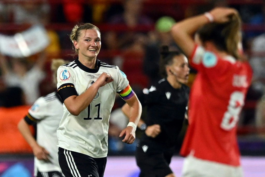 La capitaine de l'Allemagne Alexandra Popp vient de marquer le but du break contre l'Autriche en quart de l'Euro à Brentford, le 21 juillet 2022