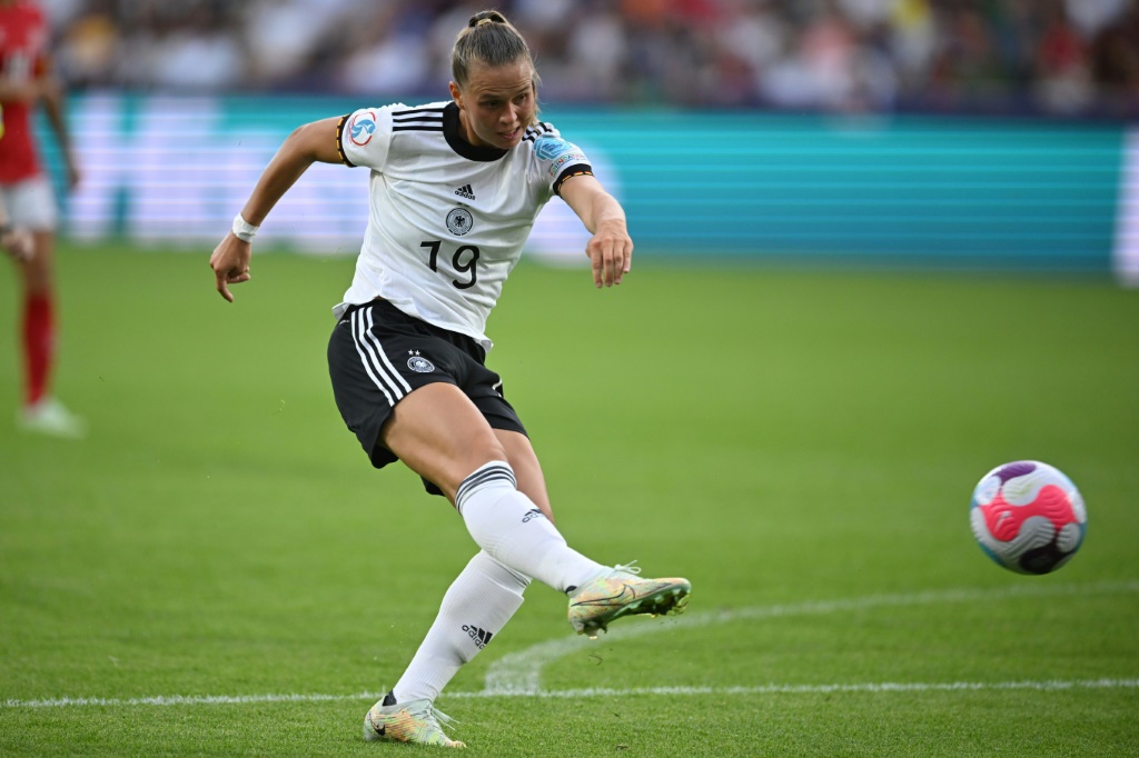 L'attaquante de l'Allemagne Klara Bühl face au Danemark dans le groupe B de l'Euro à Brentford, le 8 juillet 2022
