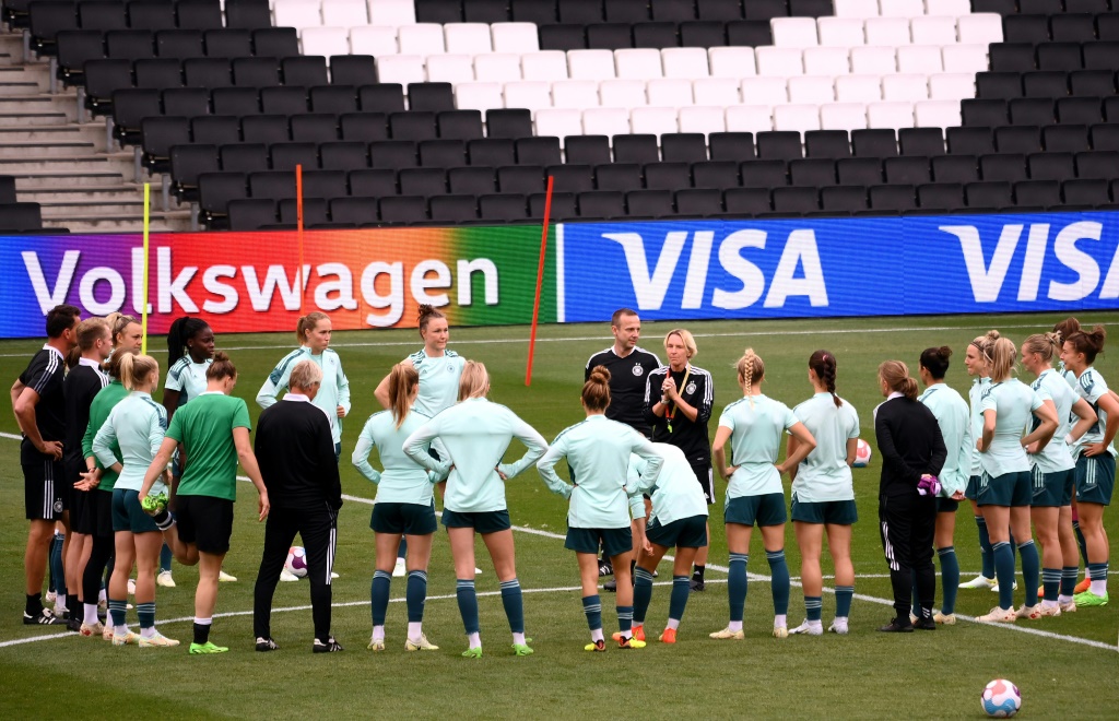 La selectionneuse de l'équipe d'Allemagne de football Martina Voss-Tecklenburg s'adresse à ses joueuses lors d'une session d'entraînement à la veille de la demi-finale de l'Euro-2022 face à la France, le 26 juillet au Stadium MK de Milton Keynes