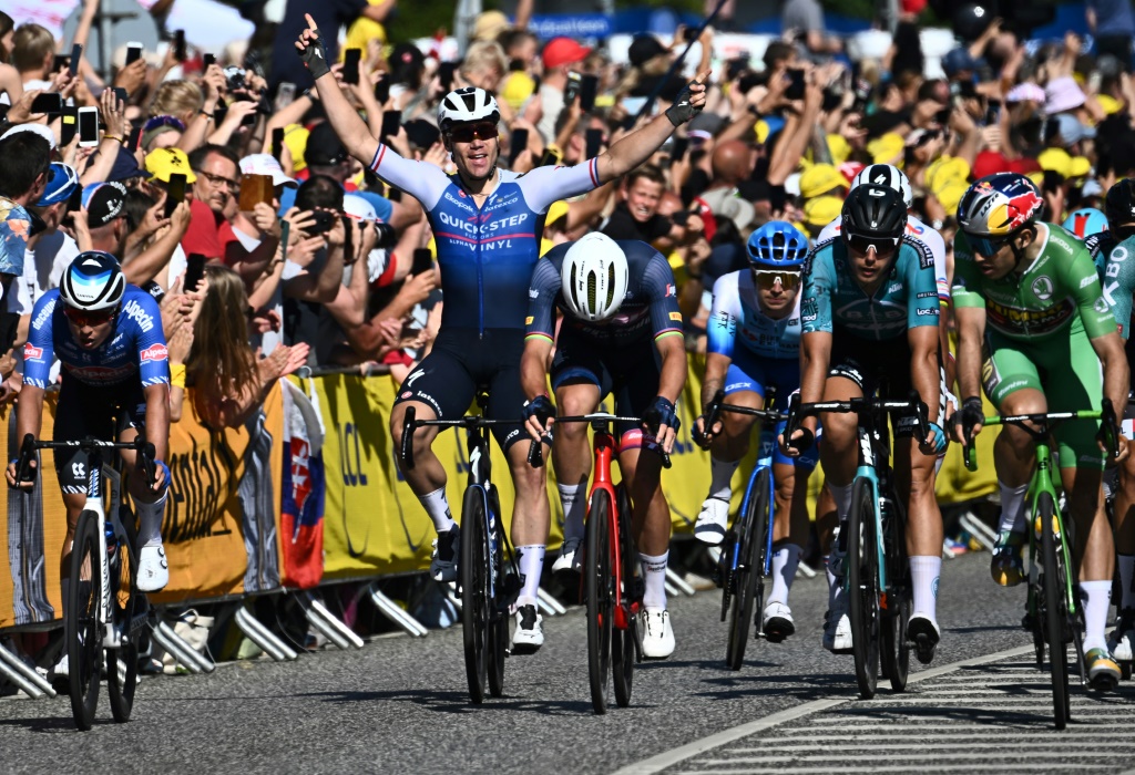 Le Néerlandais Fabio Jakobsen (c) remporte au sprint la 2e étape du Tour de France, le 2 juillet 2022 à Nyborg (Danemark)