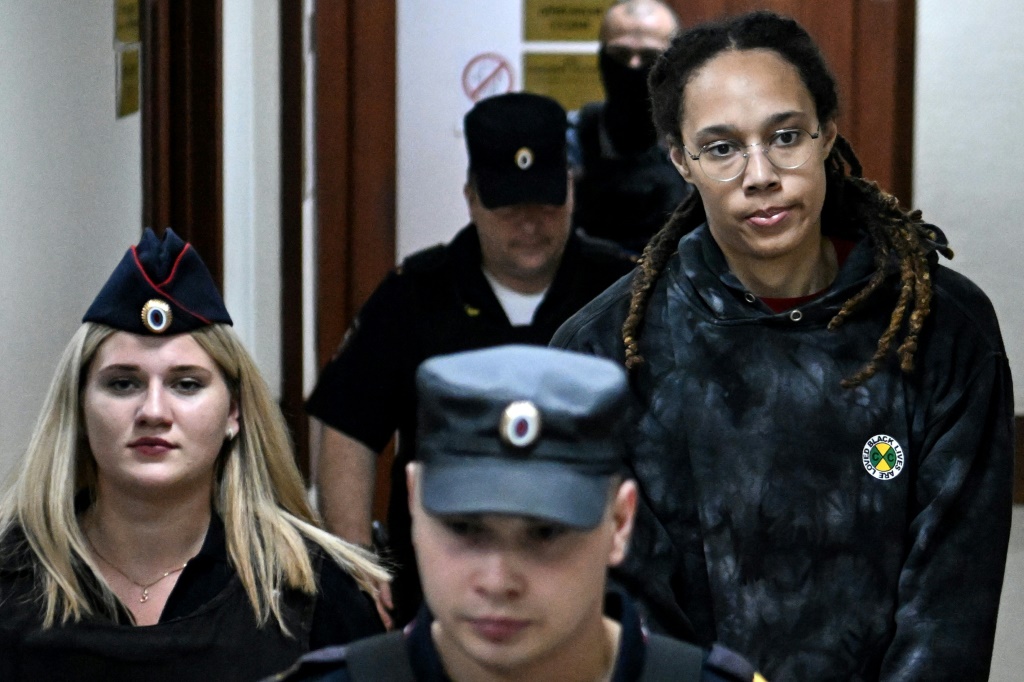 La basketteuse américaine Brittney Griner arrive au tribunal de Khimki pour une audience,  le 26 juillet 2022 dans la banlieue de Moscou